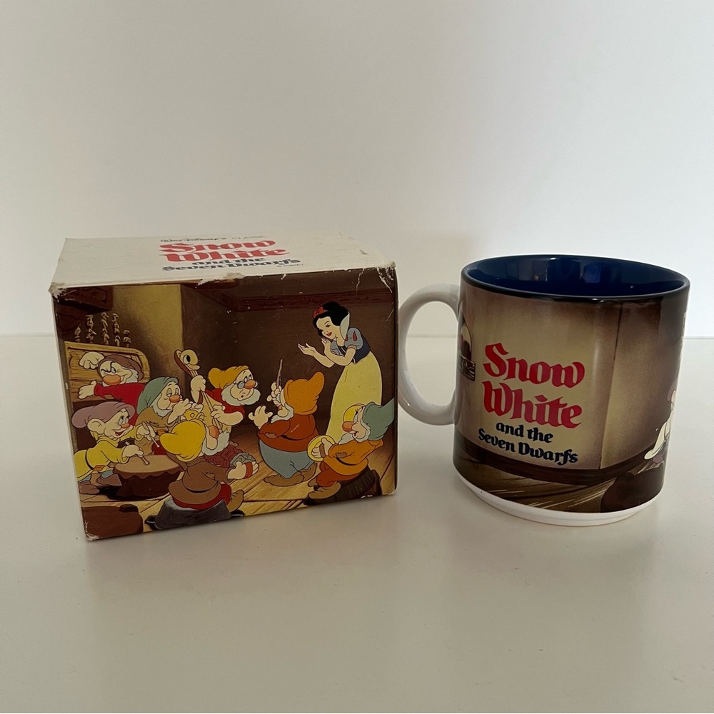 Vintage Disney Snow White Mug. New in Box Beautiful Graphics from Movie